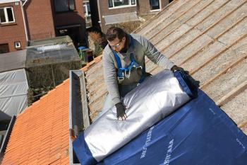 Alkreflex® Roof 1.7 is een meerlaags isolerend ademend membraan. Het is waterdicht, damp-open, isolerend en ruimte besparend.